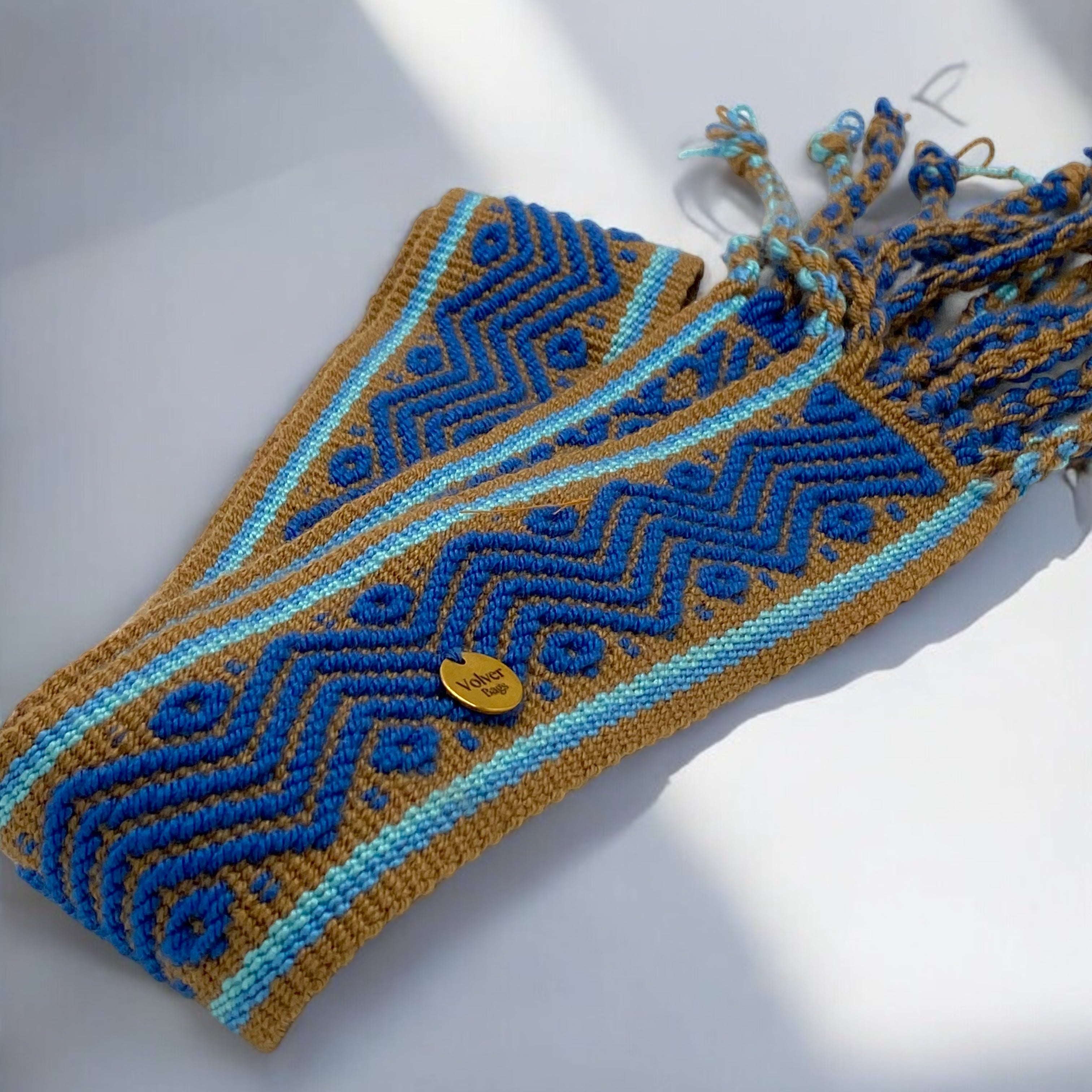 Cintura Kamëntsá artigianale nei colori tortora, turchese e azzurro – intrecciata a mano in Colombia
