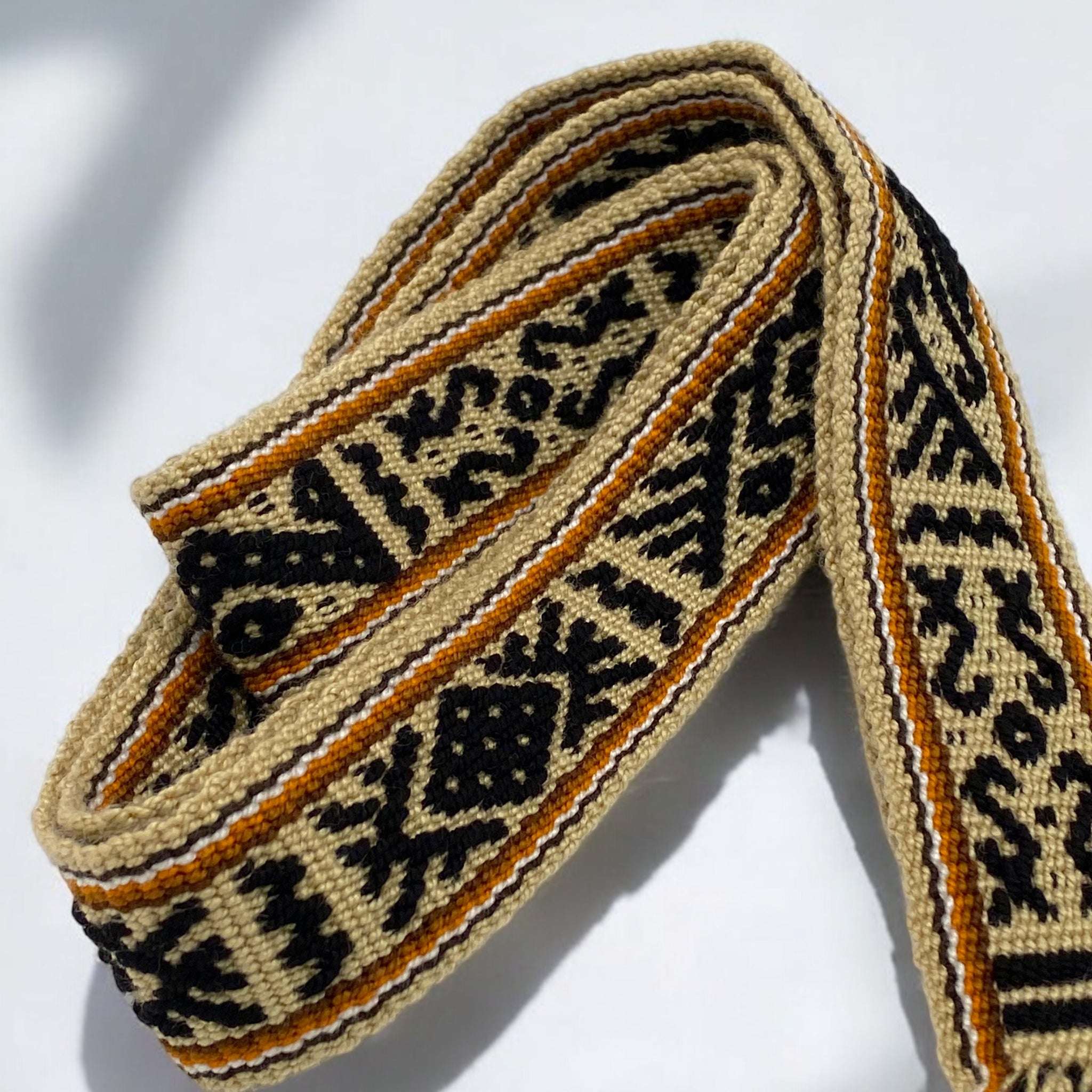 Cintura artigianale Kamëntsá ecru nera e ocra tessuta a mano – Volver Bags
 