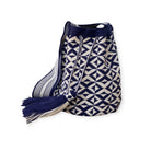 Borsa Wayuu artigianale grande bianca con motivi geometrici blu realizzata all’uncinetto.