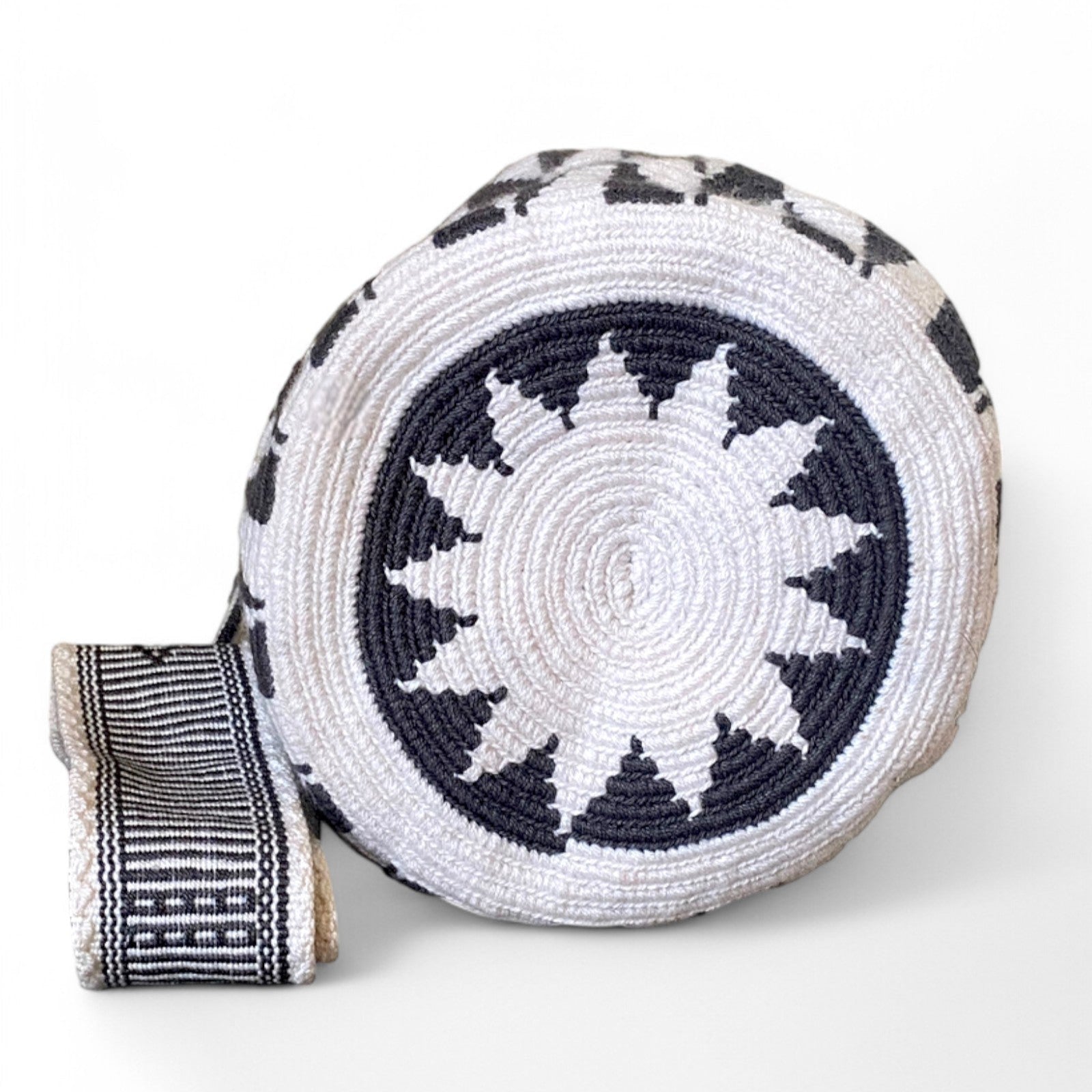 base Mochila Wayuu piccola bianca e grigia con motivi geometrici a rombi, fatta a mano all’uncinetto, tracolla lavorata con telaio a mano. Artigiani Colombini
