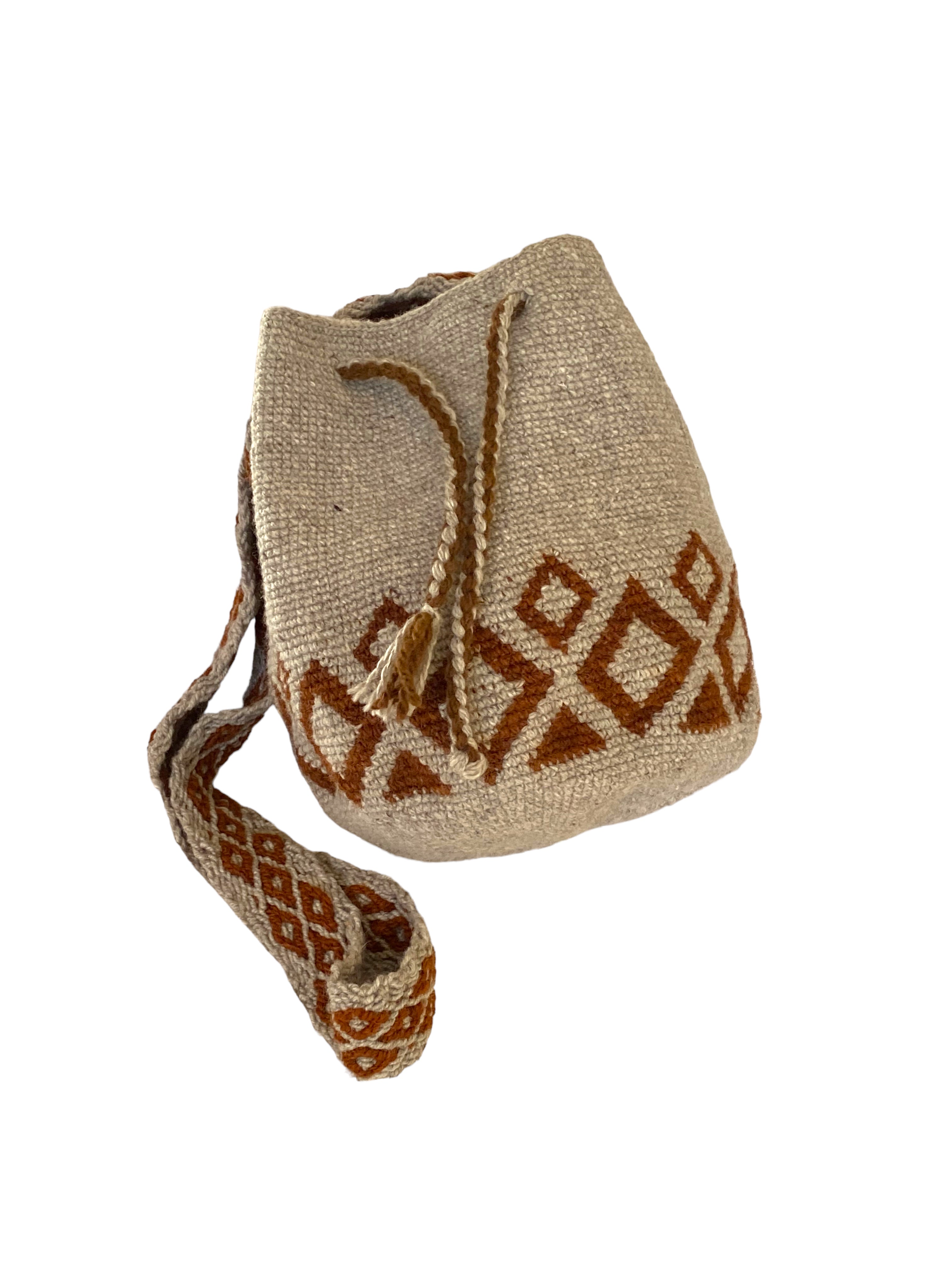 Sierra Bag, borsa secchiello artigianale, all' uncinetto, in pura lana tessuta a mano dalle donne indigene delle Ande colombiane. Grigio e marrone