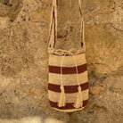 Borsa Cedro in fique naturale a righe marroni, intrecciata a mano in Colombia
