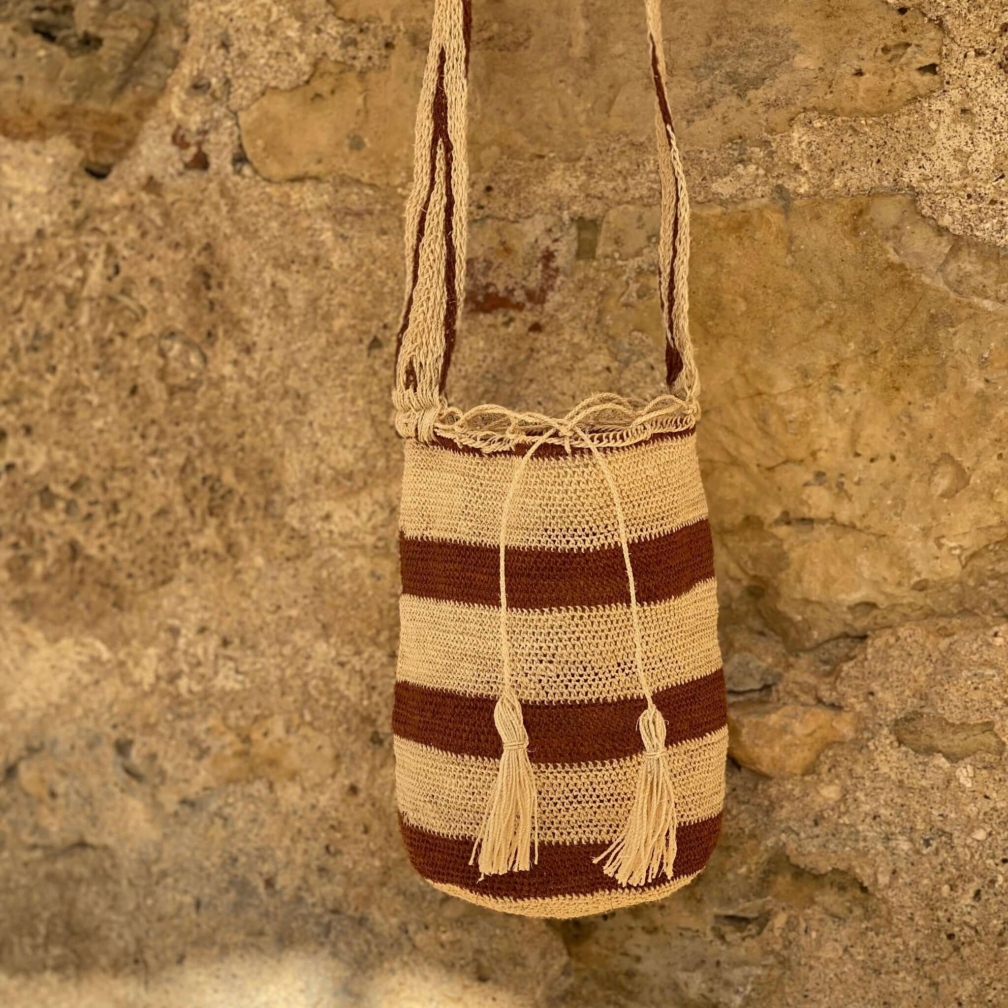 Borsa Cedro in fique naturale a righe marroni, intrecciata a mano in Colombia
