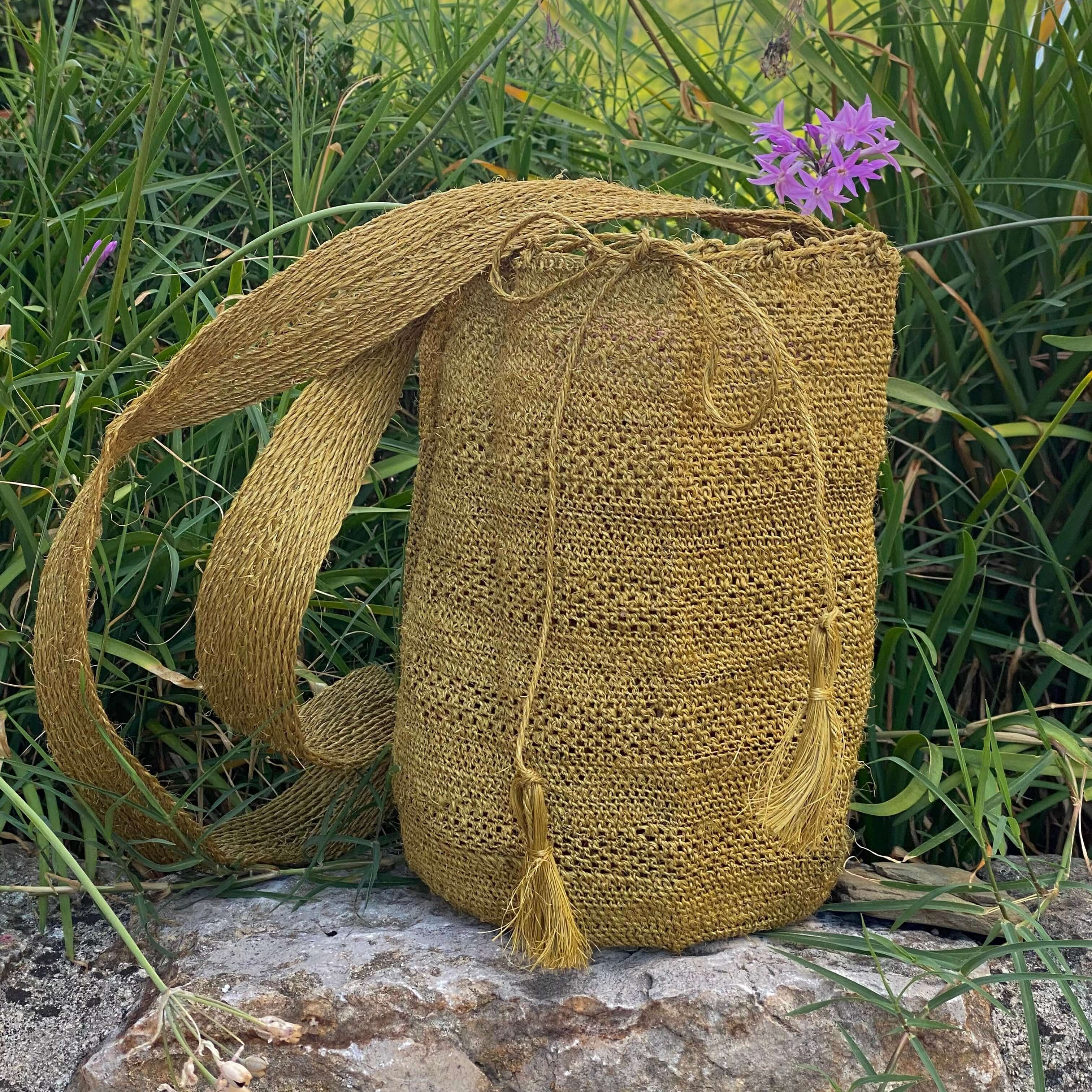 FIBI Bag Esmeralda M in fibra di fique verde chiaro – vista frontale
