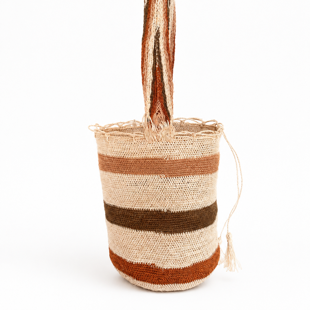 Borsa artigianale in fibra naturale di fique con righe cacao terracotta e avorio realizzata a mano in Colombia