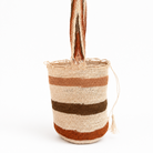 Borsa artigianale in fibra naturale di fique con righe cacao terracotta e avorio realizzata a mano in Colombia