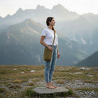 FIBI Bag Selva borsa artigianale colombiana in fique naturale colorata con pigmenti vegetali indossata da una modella in montagna