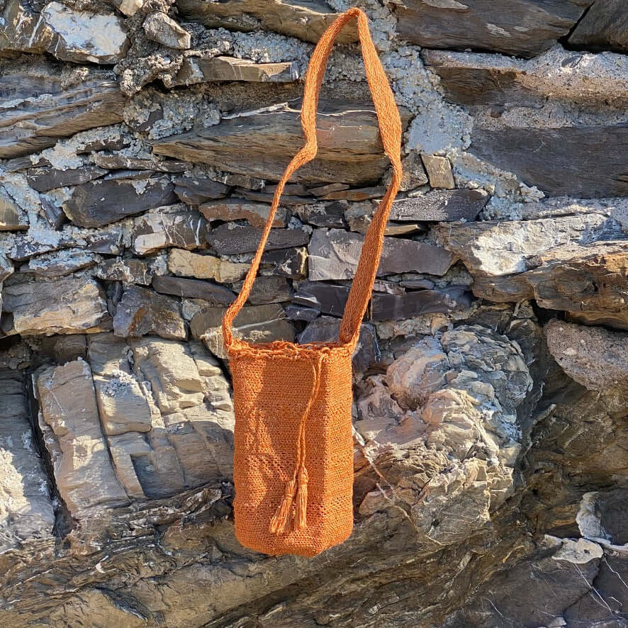 Borsa FIBI Volver Bags color tabacco, intrecciata a mano in fibra naturale di fique dalle donne Kankuamo

