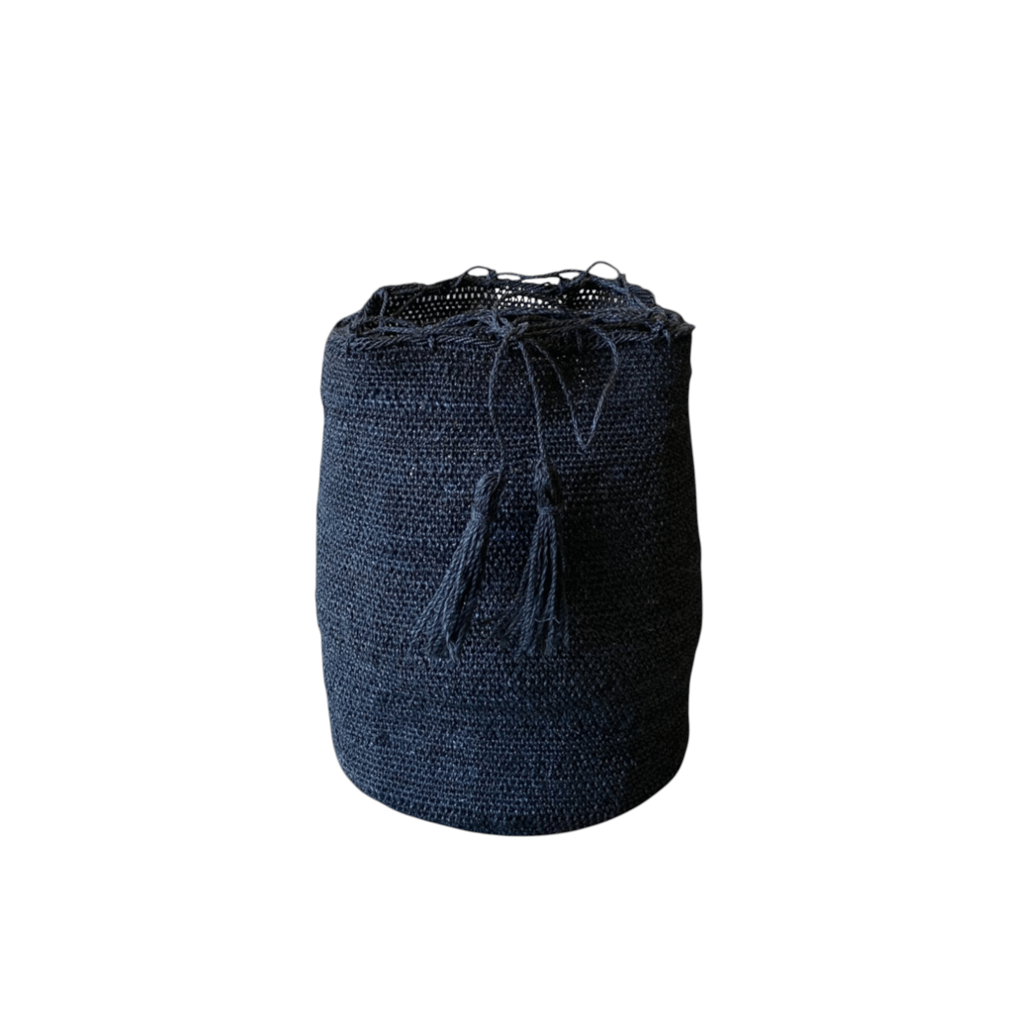 Borsa in fibra vegetale di agave nelle tonalità scure del blu notte e del nero seppia. Si nota la leggerezza della fibra materica e la trama della lavorazione artigianale 