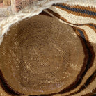 Macro dettaglio interno della FIBI Bag Tatacoa, evidenziando la matericità del fique, la doppia nappina annodata a mano e le righe rustiche che ricordano la terra colombiana.

