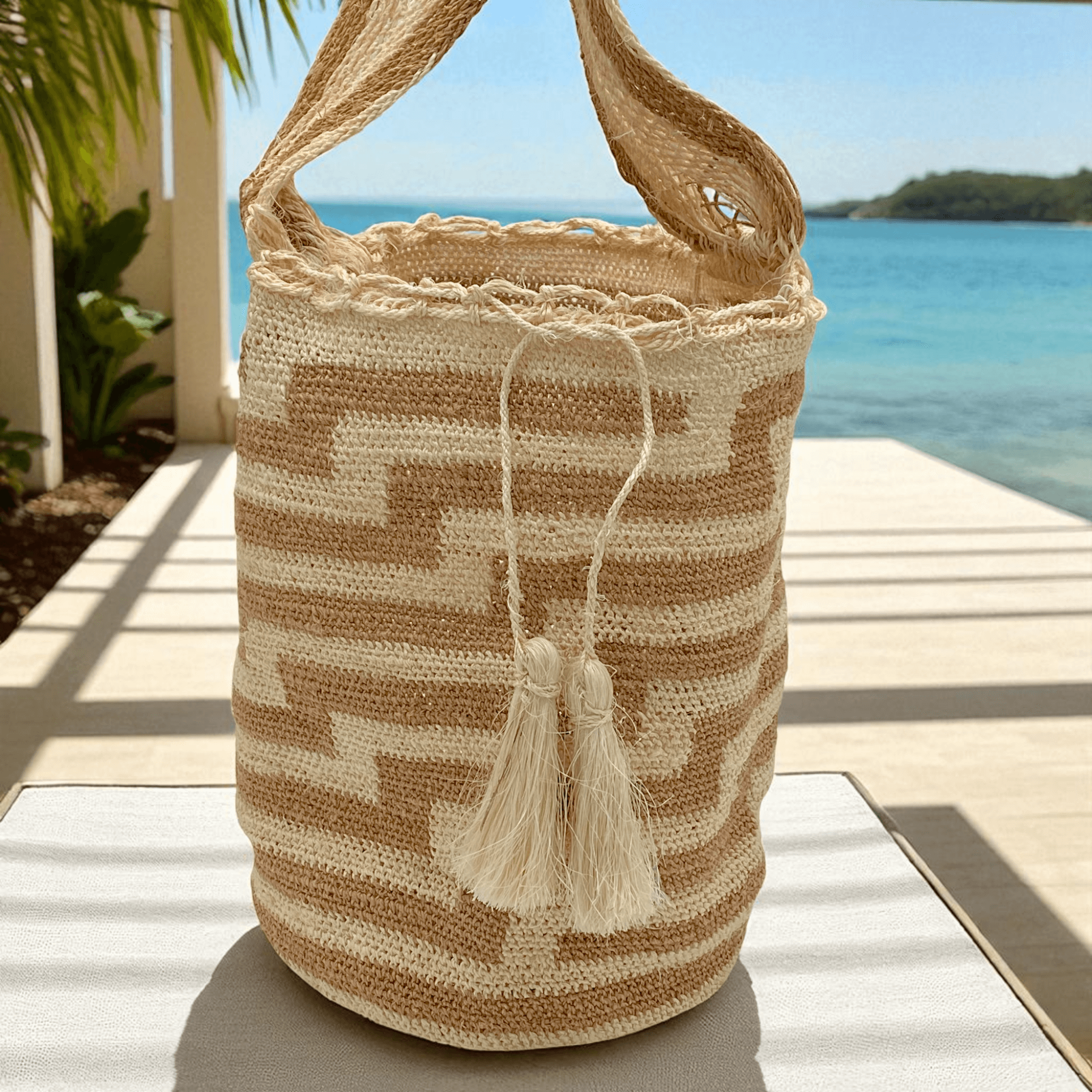 Borsa artigianale colombiana in fibra vegetale intrecciata a mano con disegni geometrici
