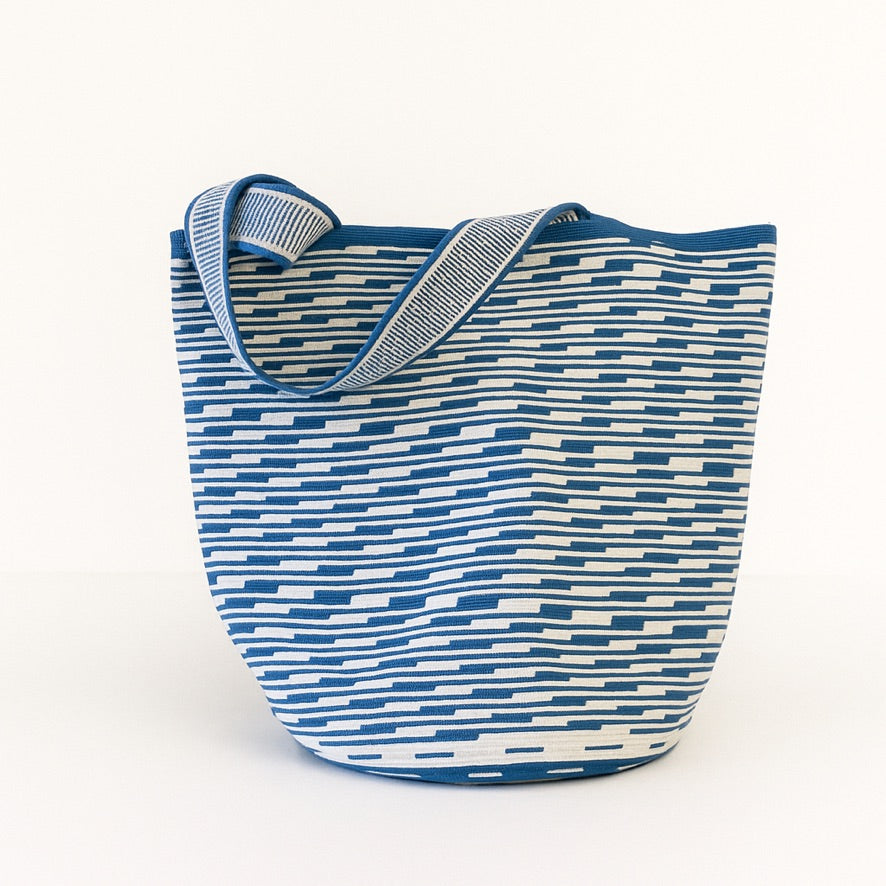 Tote bag artigianale Wayuu blu e bianca, maxi e leggera


