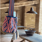 Borsa artigianale geometrica nei toni corallo e blu – Volver Bags