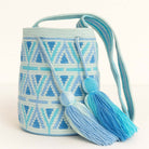 Mochila Piccola Isela Volver Bags, borsa Wayuu nei toni del cielo, motivi geometrici , fantasia di triangoli 

