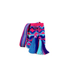 Mochila Wayuu Buenas: borsa artigianale vivace nei toni fucsia, blu e azzurro, realizzata a mano dalle donne Wayuu in Colombia
