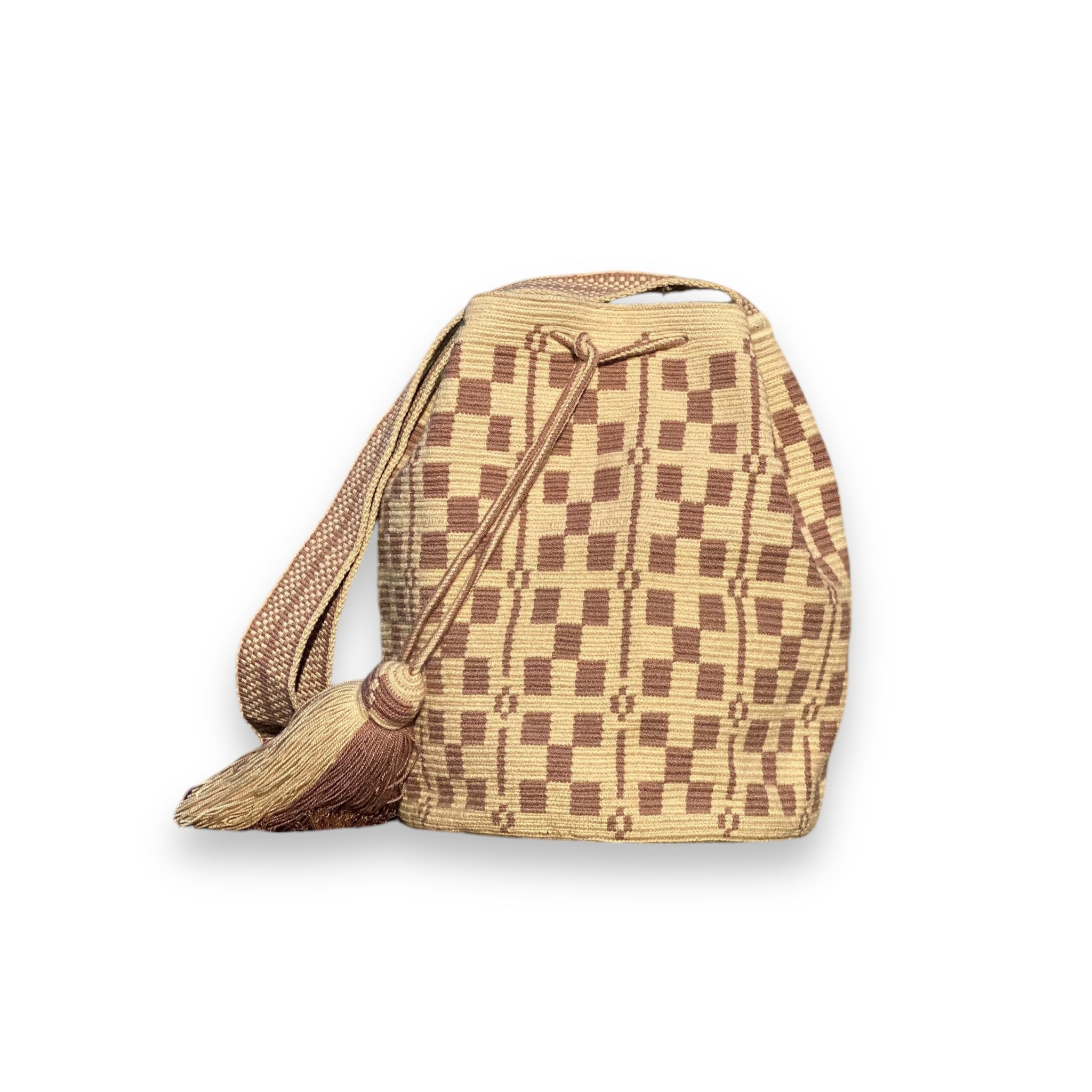 Mochila Wayuu Gilda, borsa artigianale con tracolla intrecciata, fatta a mano dalle artigiane Wayuu in Colombia. Design unico con motivi geometrici e colori neutri. Ecrue e malva, rosa antico