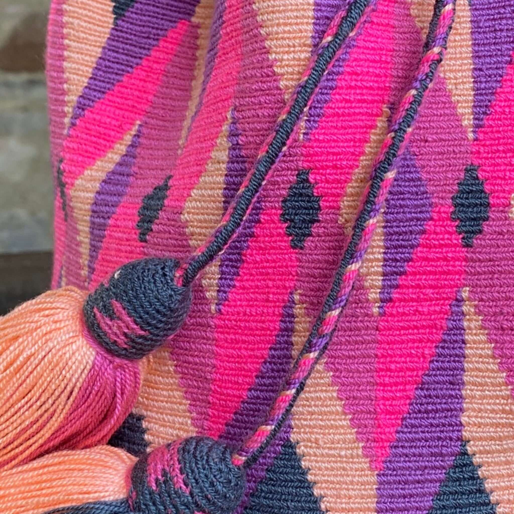dettaglio Borsa artigianale uncinetto con motivi geometrici nei toni dele rosa, fucsia  e grigio– Volver Bags


