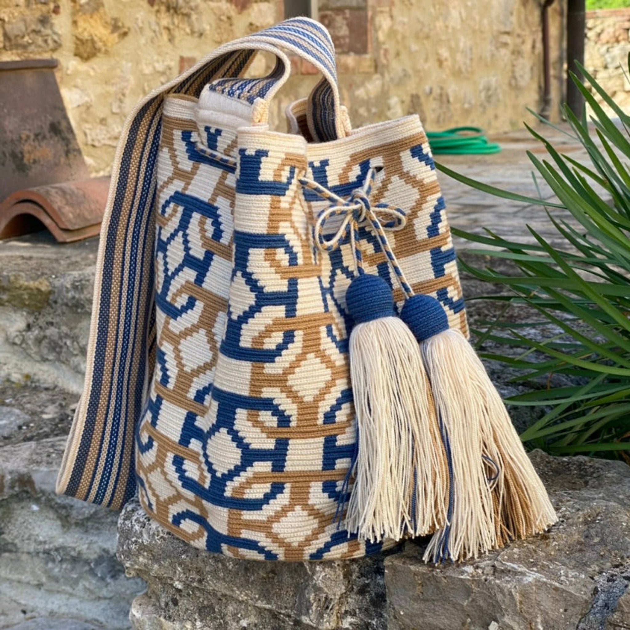 Mochila Wayuu Paraná grande artigianale beige e blu con motivi geometrici e tracolla intrecciata, fatta a mano in Colombia
