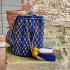 Mochila Wayuu Media Liset, con eleganti rombi ocra e bianchi intrecciati a mano