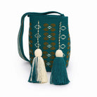 Mochila Wayuu artigianale verde con disegni floreali senape

