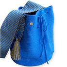 Prospettiva laterale con focus sulla medaglietta Volver Bags e sulla lavorazione della tracolla della borsa in cotone intrecciata a mano dalle donne Wayuu in Colombia – 