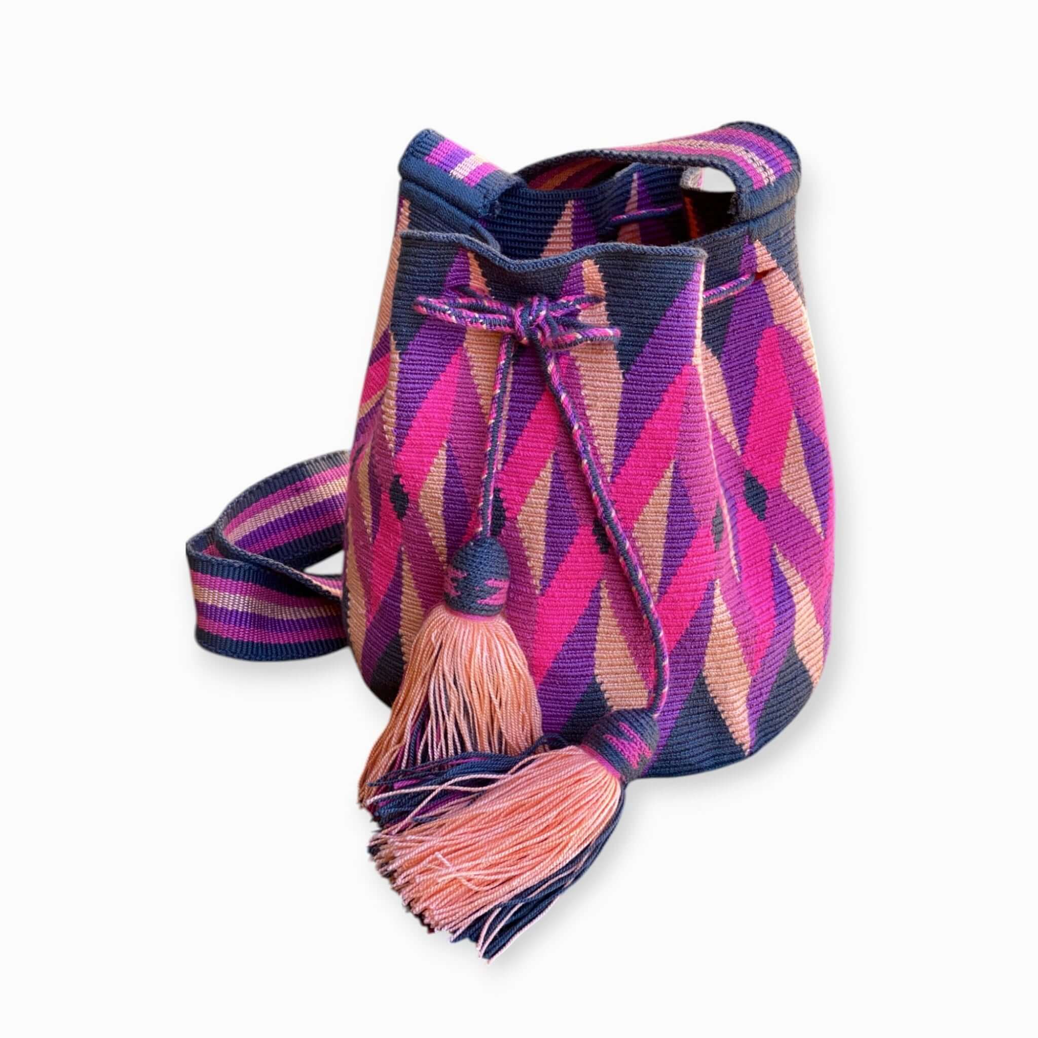 Mochila Wayuu Itambù media intrecciata a mano con motivi geometrici grigi, arancio e fucsia – artigianato autentico colombiano
