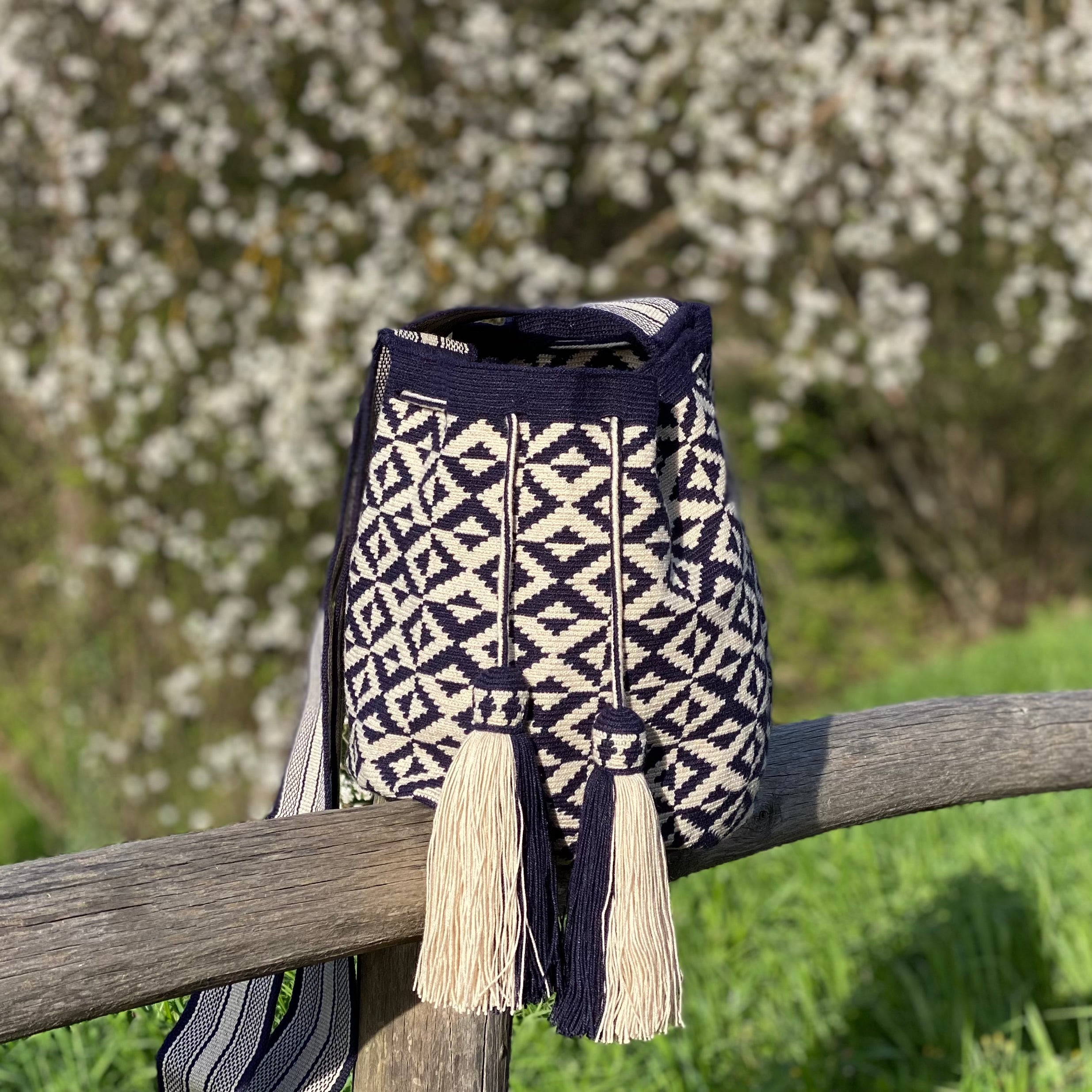 Borsa etnica capiente e sofisticata, ideale per ogni stagione e outfit quotidiano.
