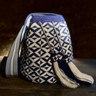 Borsa etnica capiente e sofisticata, ideale per ogni stagione e outfit quotidiano.
