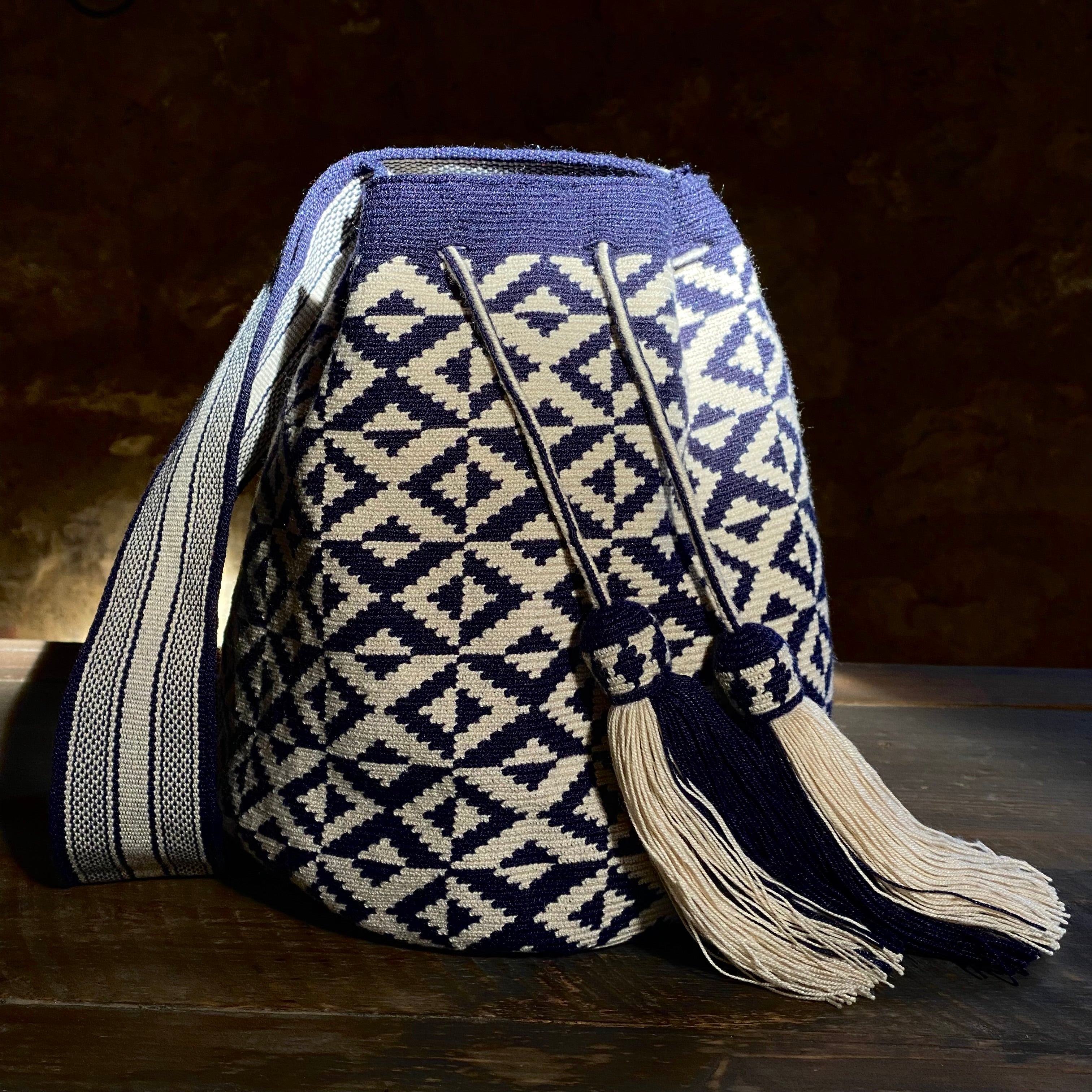 Borsa etnica capiente e sofisticata, ideale per ogni stagione e outfit quotidiano.
