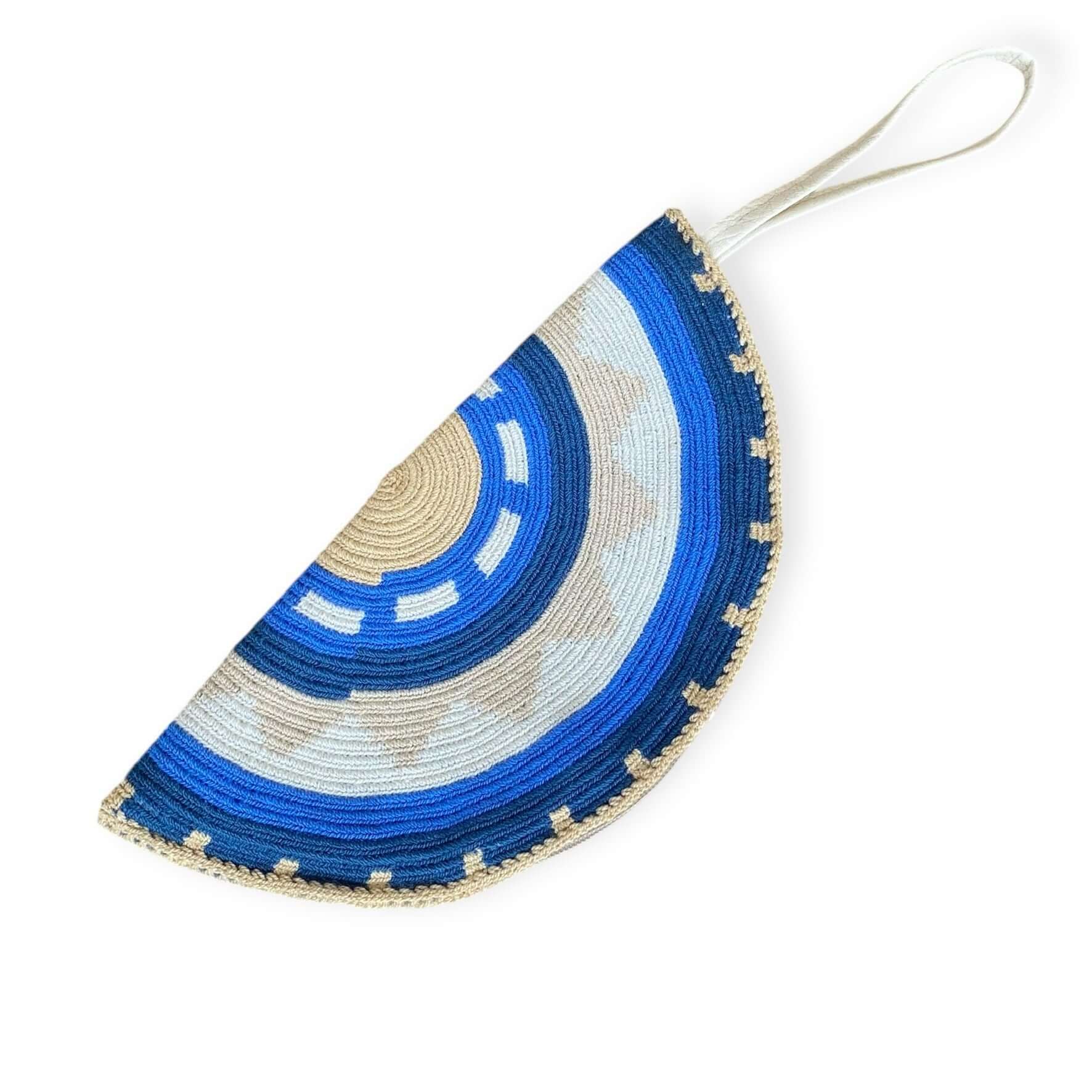 Pochette Wayuu artigianale blu e beige con laccetto, fatta a mano in Colombia – Volver Bags

