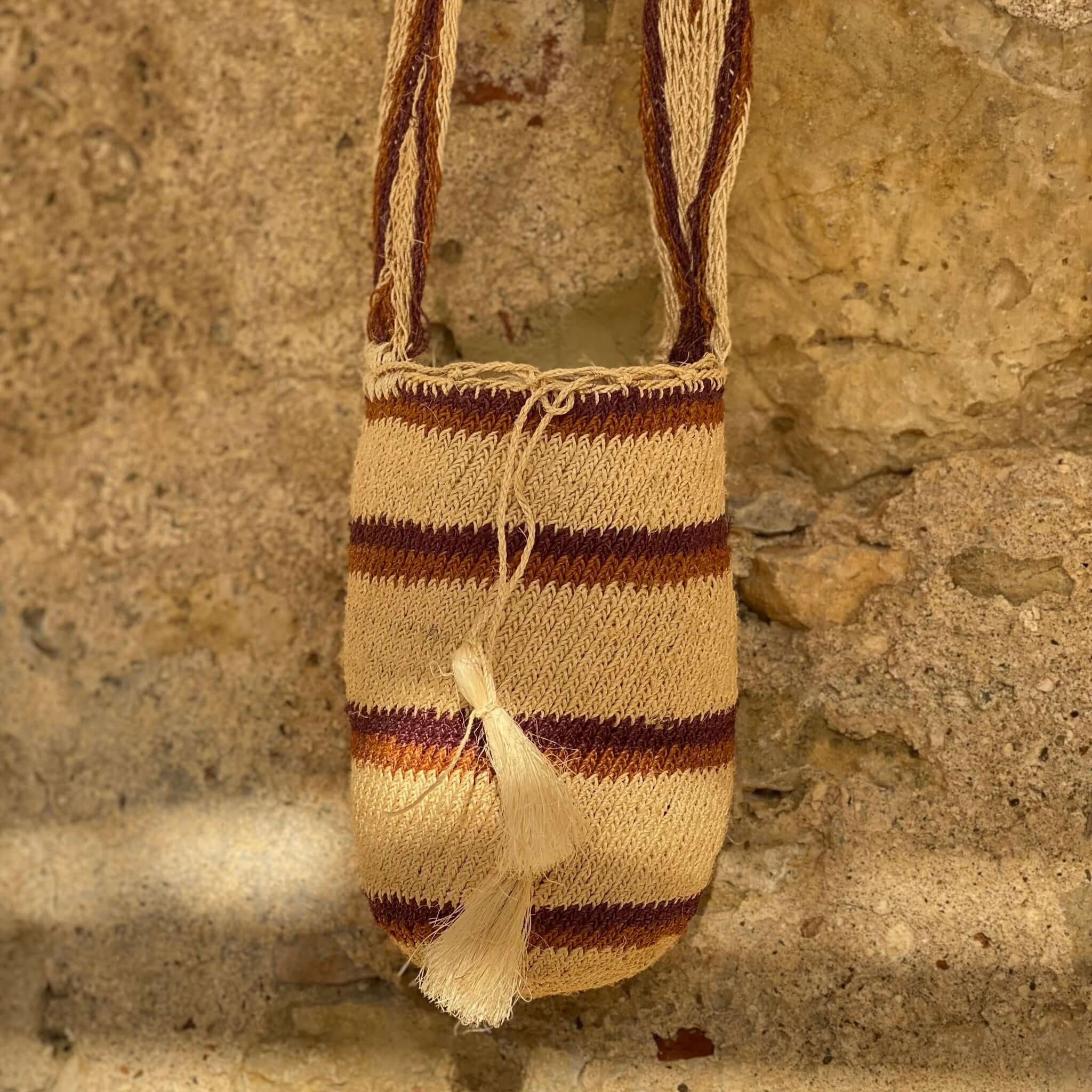 FIBI Bag Ráiz S – borsa piccola artigianale a righe in fibra naturale di fique
