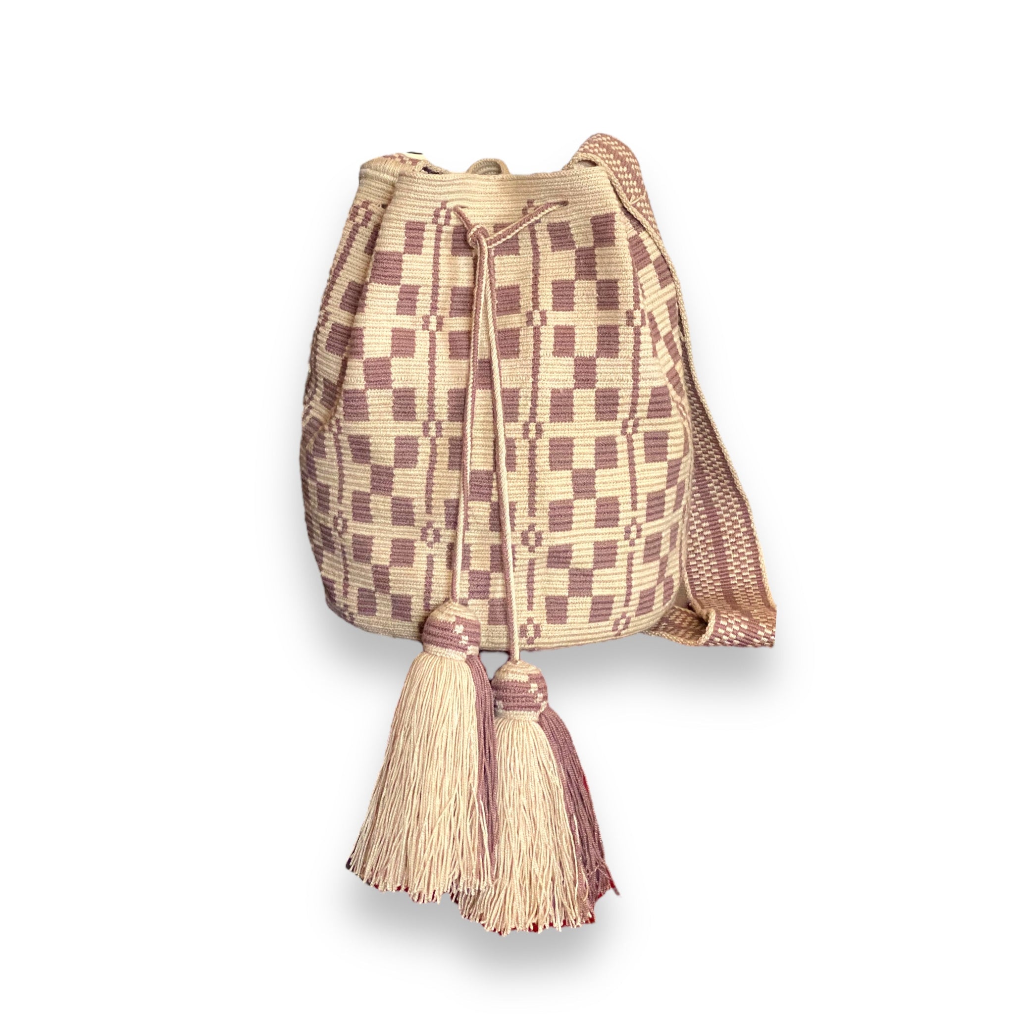 Lavorazione Mochila Gilda - Nappine, intreccio tradizionale Wayuu con motivi geometrici malva