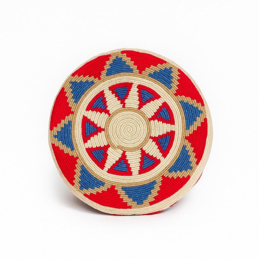 dettaglio borsa Wayuu Cayetana fatta a mano con uncinetto tradizionale, colori caldi e nappine – Volver Bags

