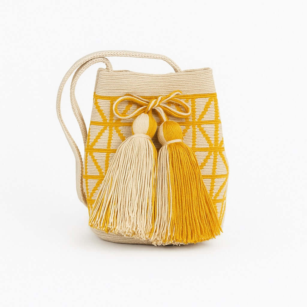 Mochila Wayuu Salvador intrecciata in beige e giallo con motivi geometrici, realizzata a mano in Colombia – Volver Bags