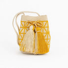 Mochila Wayuu Salvador intrecciata in beige e giallo con motivi geometrici, realizzata a mano in Colombia – Volver Bags