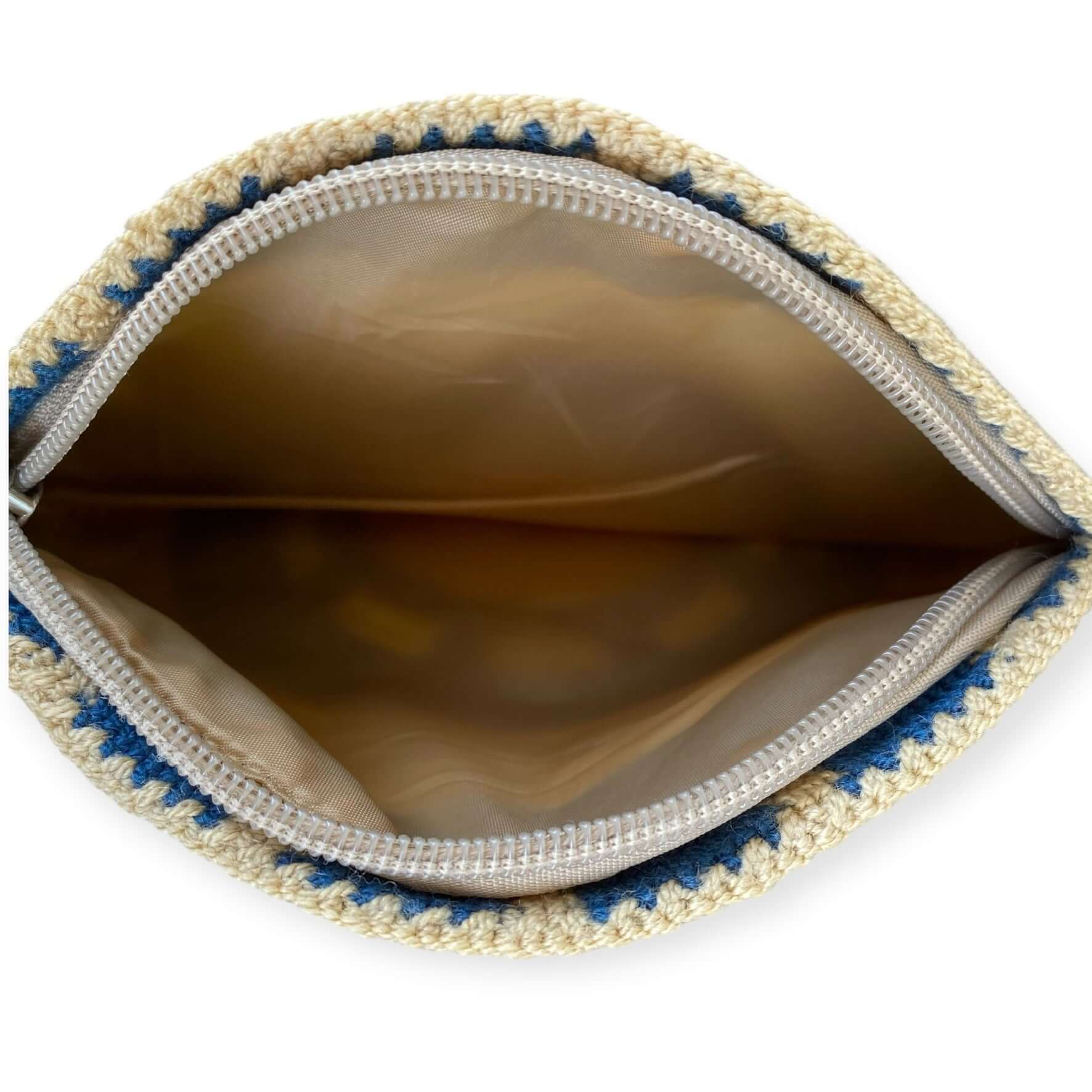 dettaglio zip ed interno della borsa Wayuu all' uncinetto nei toni sabbia, blu oceano e panna, forma semicircolare – Volver Bags
