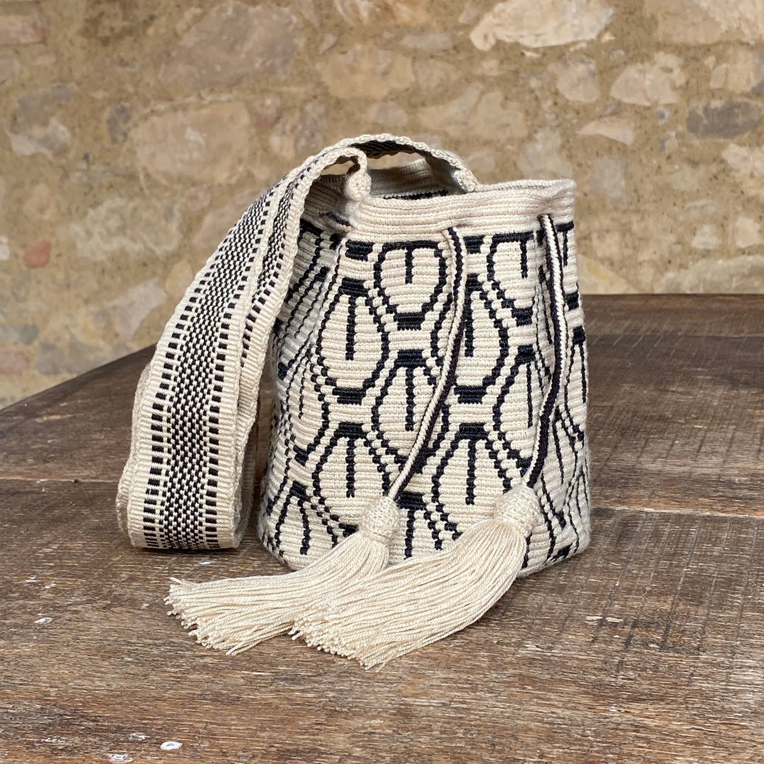 borsa con tracolla e nappine, Mochila Wayuu bianco e nero di dimensioni compatte (16 cm altezza, 15 cm diametro)
