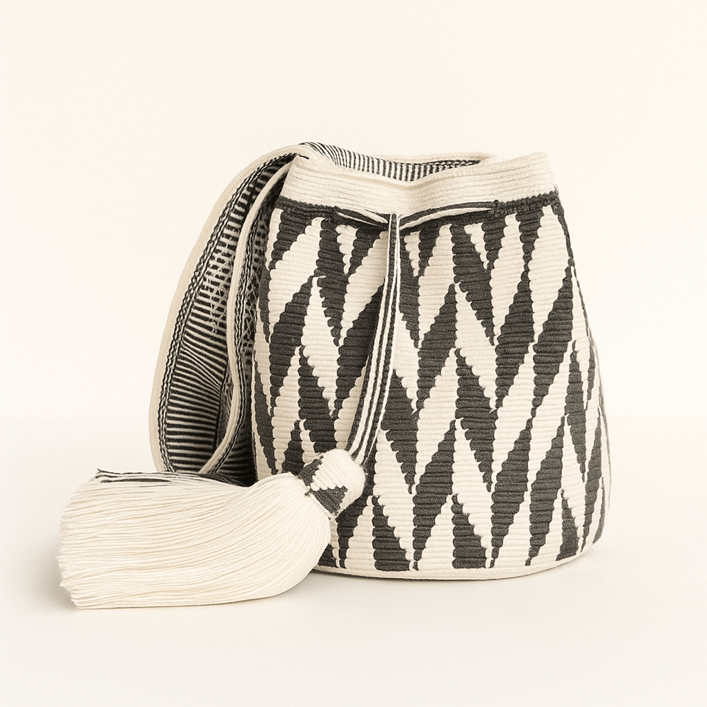 Mochila Wayuu Eclipse artigianale in grigio e bianco con motivo geometrico zig-zag – Volver Bags

