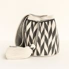 Mochila Wayuu Eclipse artigianale in grigio e bianco con motivo geometrico zig-zag – Volver Bags

