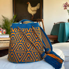 Mochila media Wayuu Cayena uncinetto, triangoli rovesciati con pattern geometrico blu e arancio bruciato – Volver Bags

