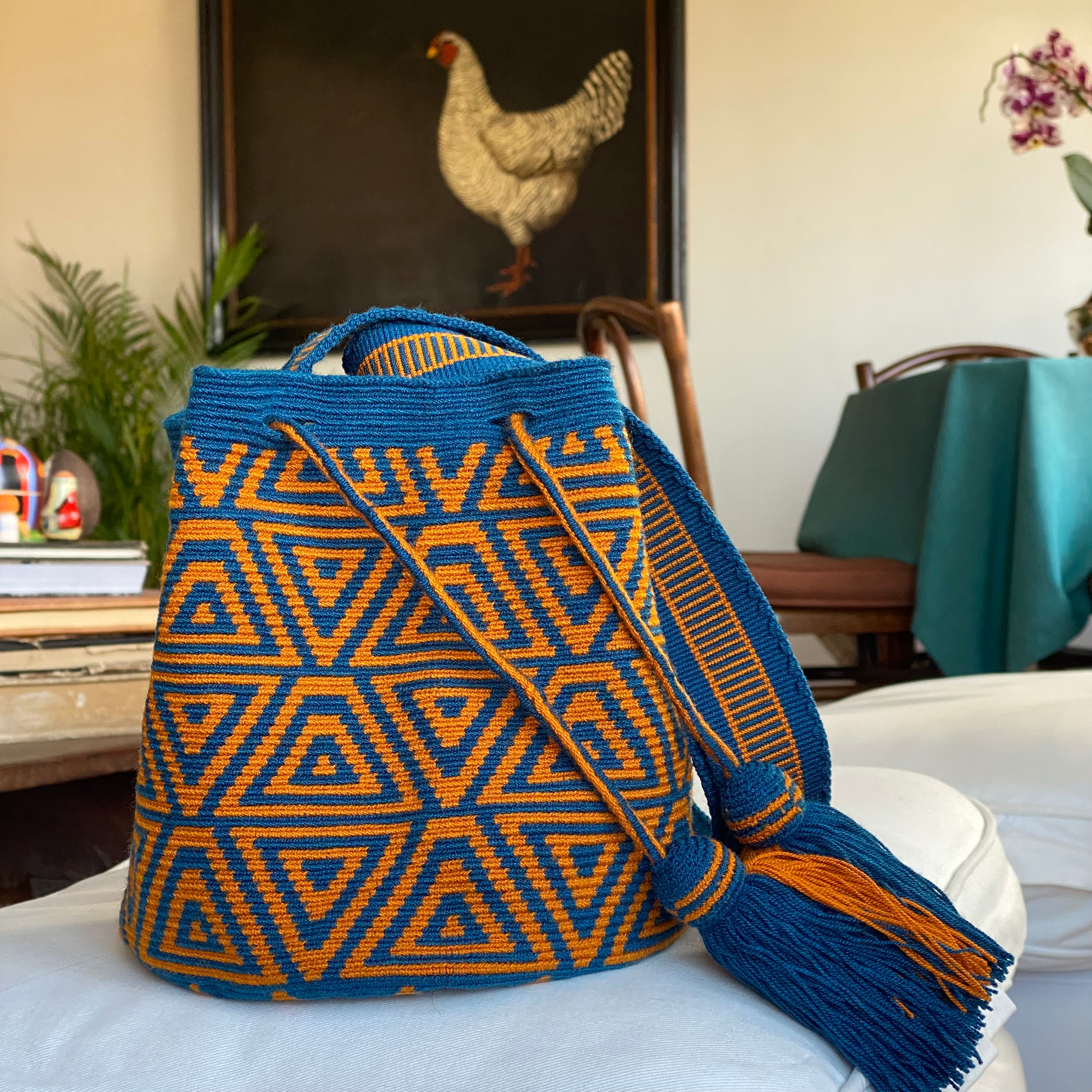 Mochila media Wayuu Cayena uncinetto, triangoli rovesciati con pattern geometrico blu e arancio bruciato – Volver Bags

