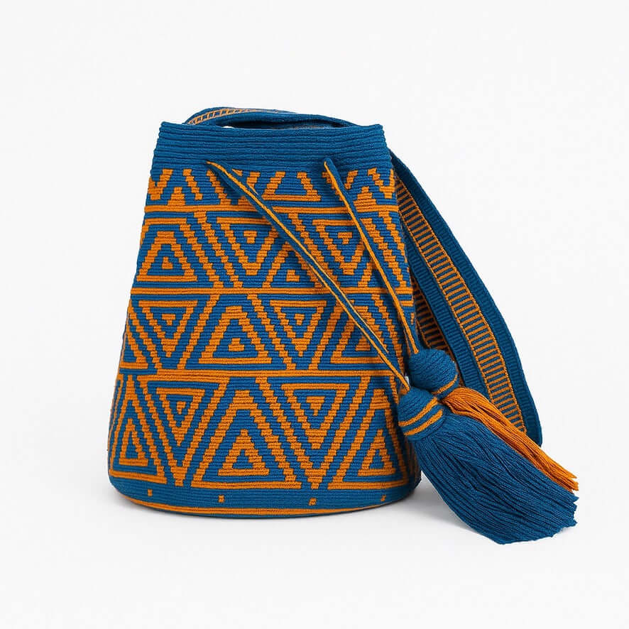 Mochila Wayuu Cayena artigianale media in blu petrolio e arancio con motivi triangolari e nappine – Volver Bags


