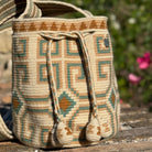 Borsa Estelita Capri Volver Bags con tracolla intrecciata a righe e lavorazione artigianale realizzata a mano in Colombia