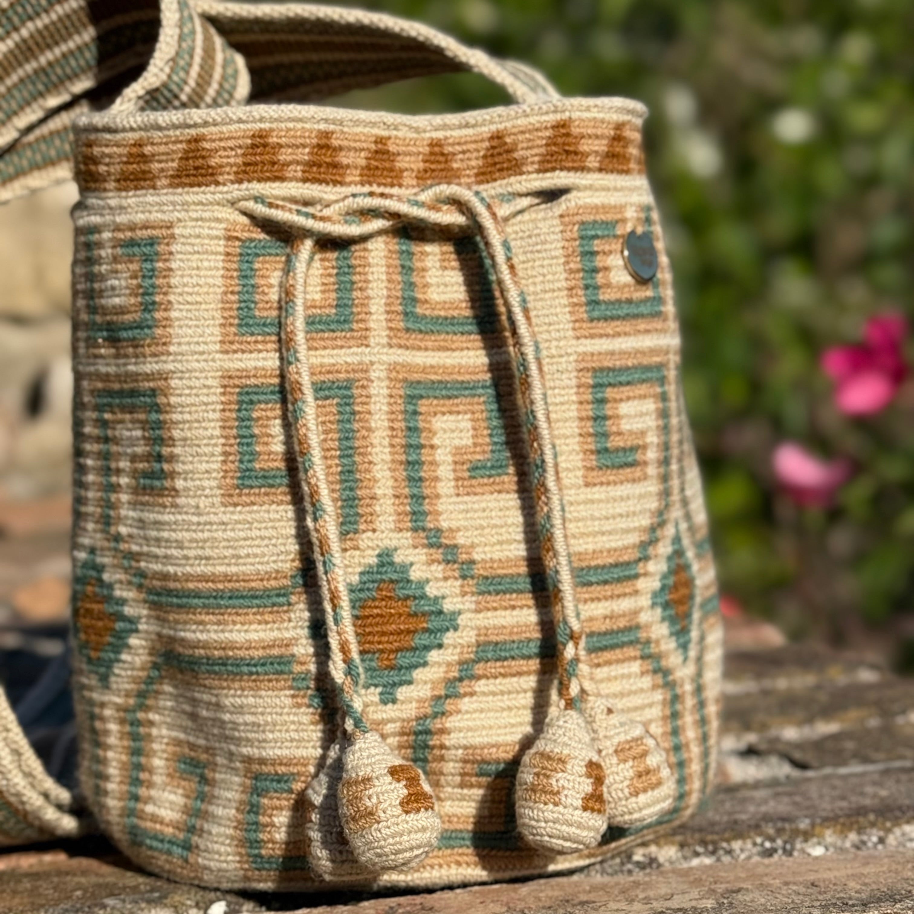 Borsa Estelita Capri Volver Bags con tracolla intrecciata a righe e lavorazione artigianale realizzata a mano in Colombia