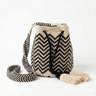 
borsa wayuu piccola bianco e nero con tracolla intrecciata a treccia