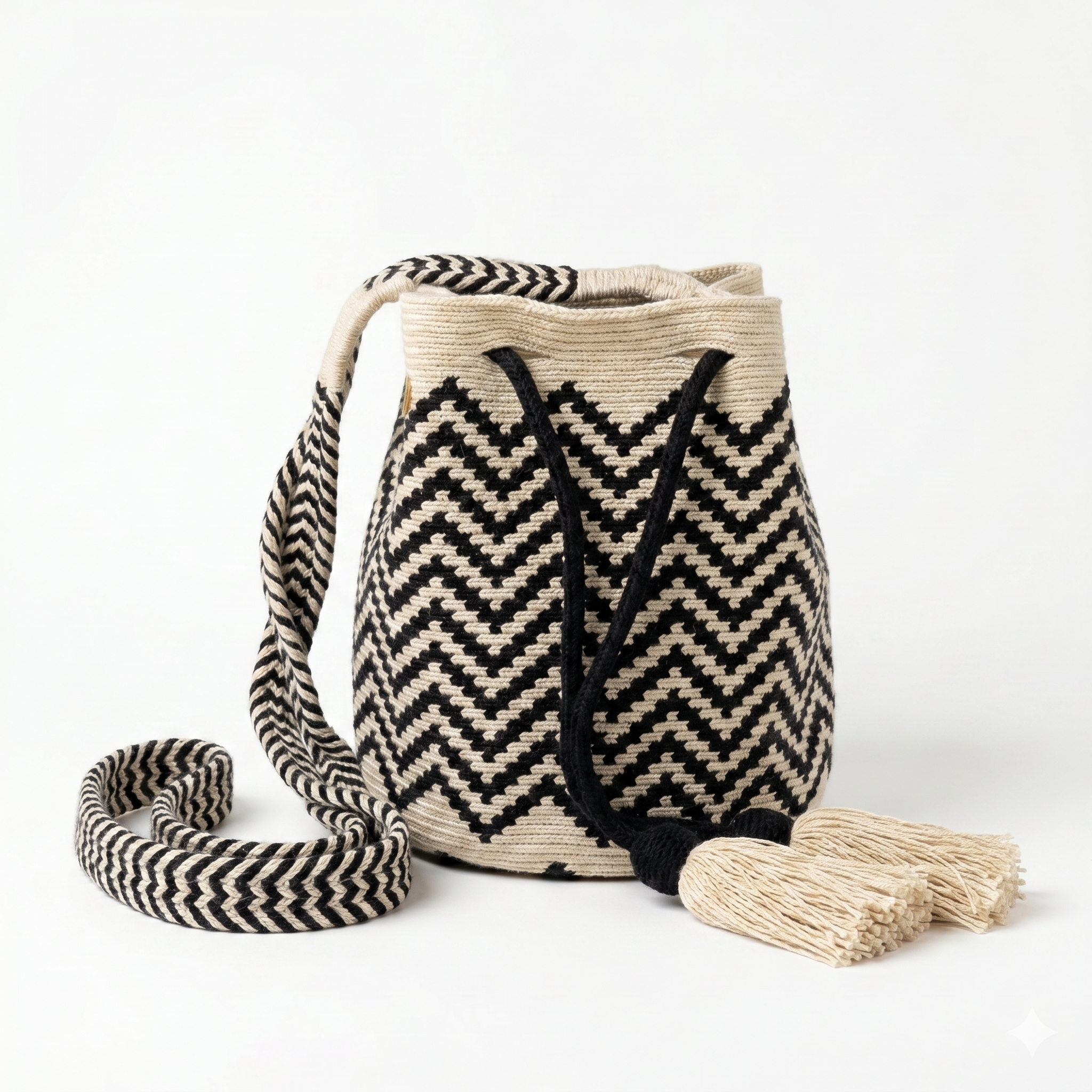 
borsa wayuu piccola bianco e nero con tracolla intrecciata a treccia