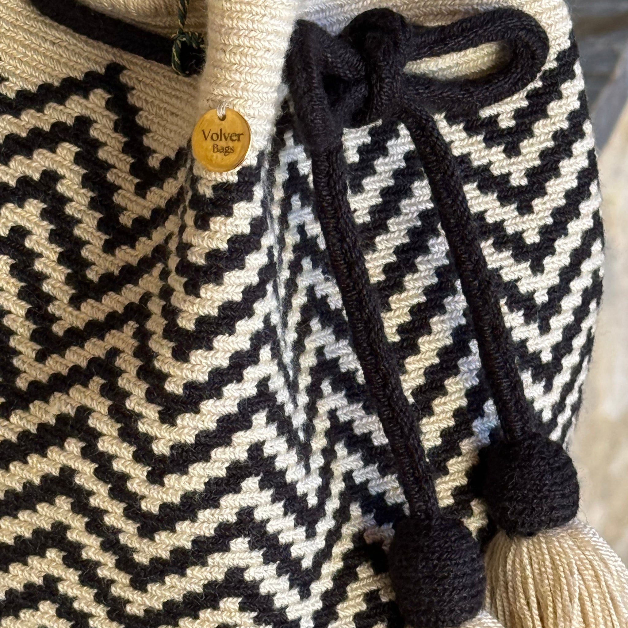 dettaglio trama intrecciata della borsa Wayuu Estelita Zafira bianco e nero
