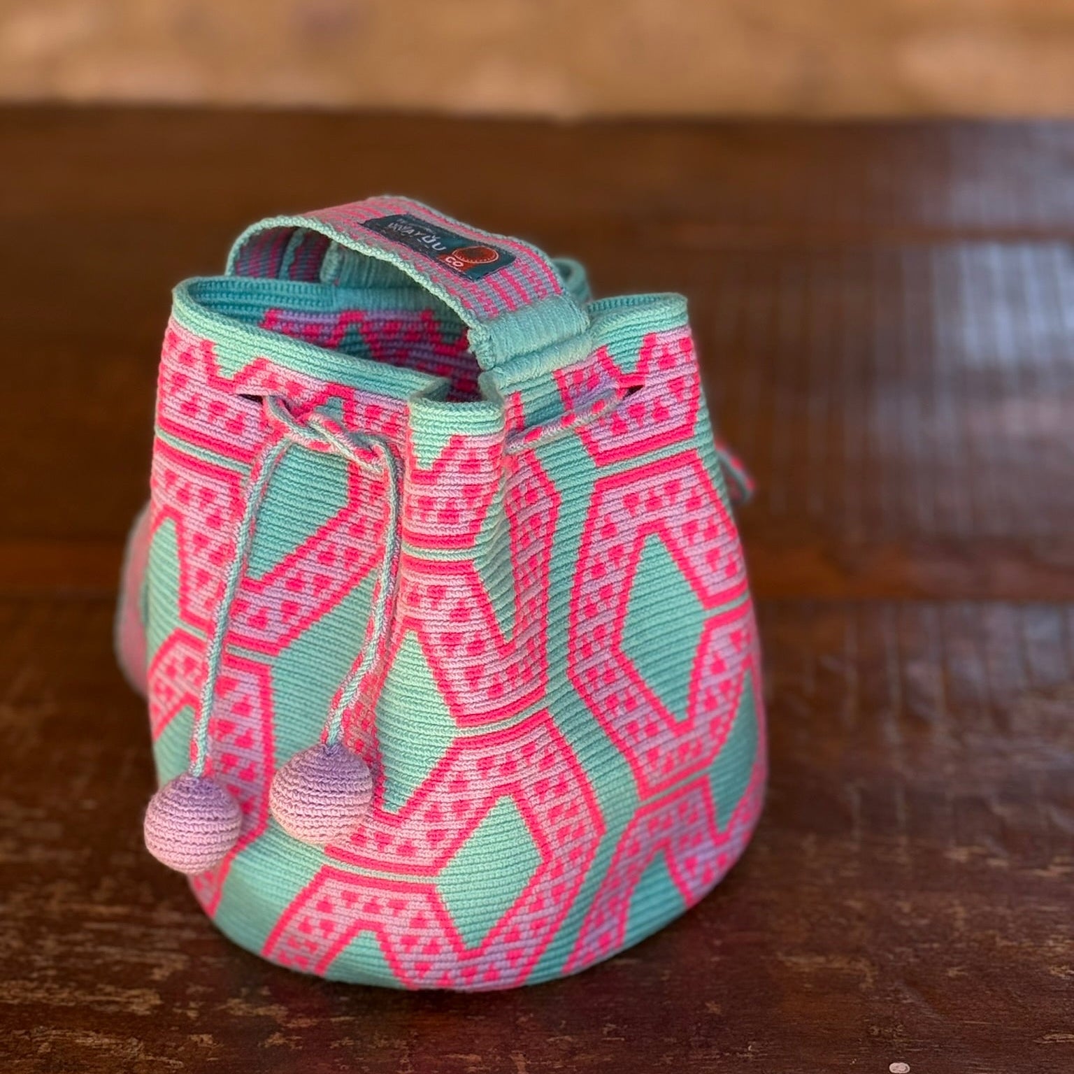 Estelita Happy piccola mochila Wayuu rosa e verde acqua fatta a mano in Colombia