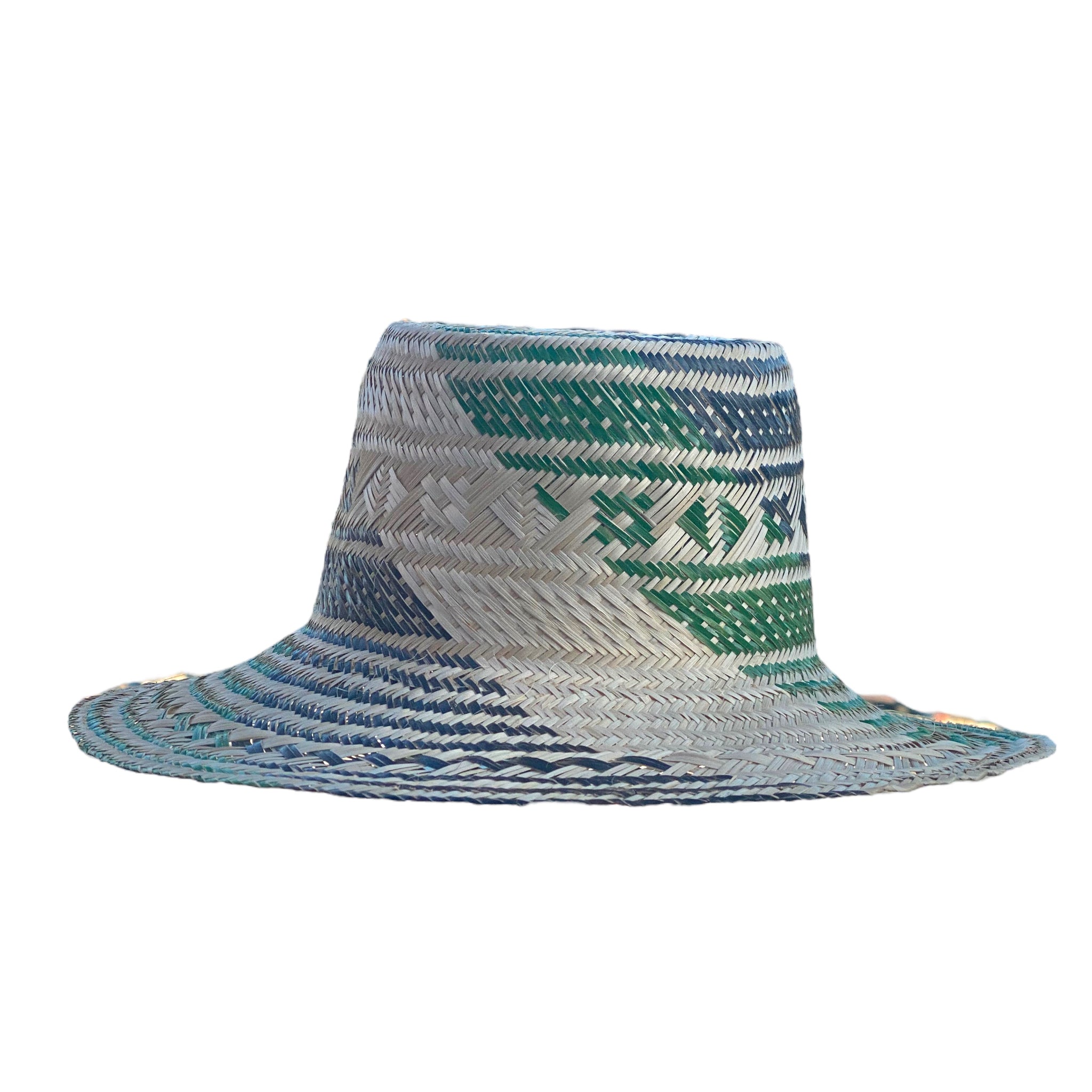 Cappello da sole Wayuu, prodotto artigianale colombiano, realizzato a mano in fibra naturale e caratterizzato da un design tradizionale delle comunità indigene – VolverBags