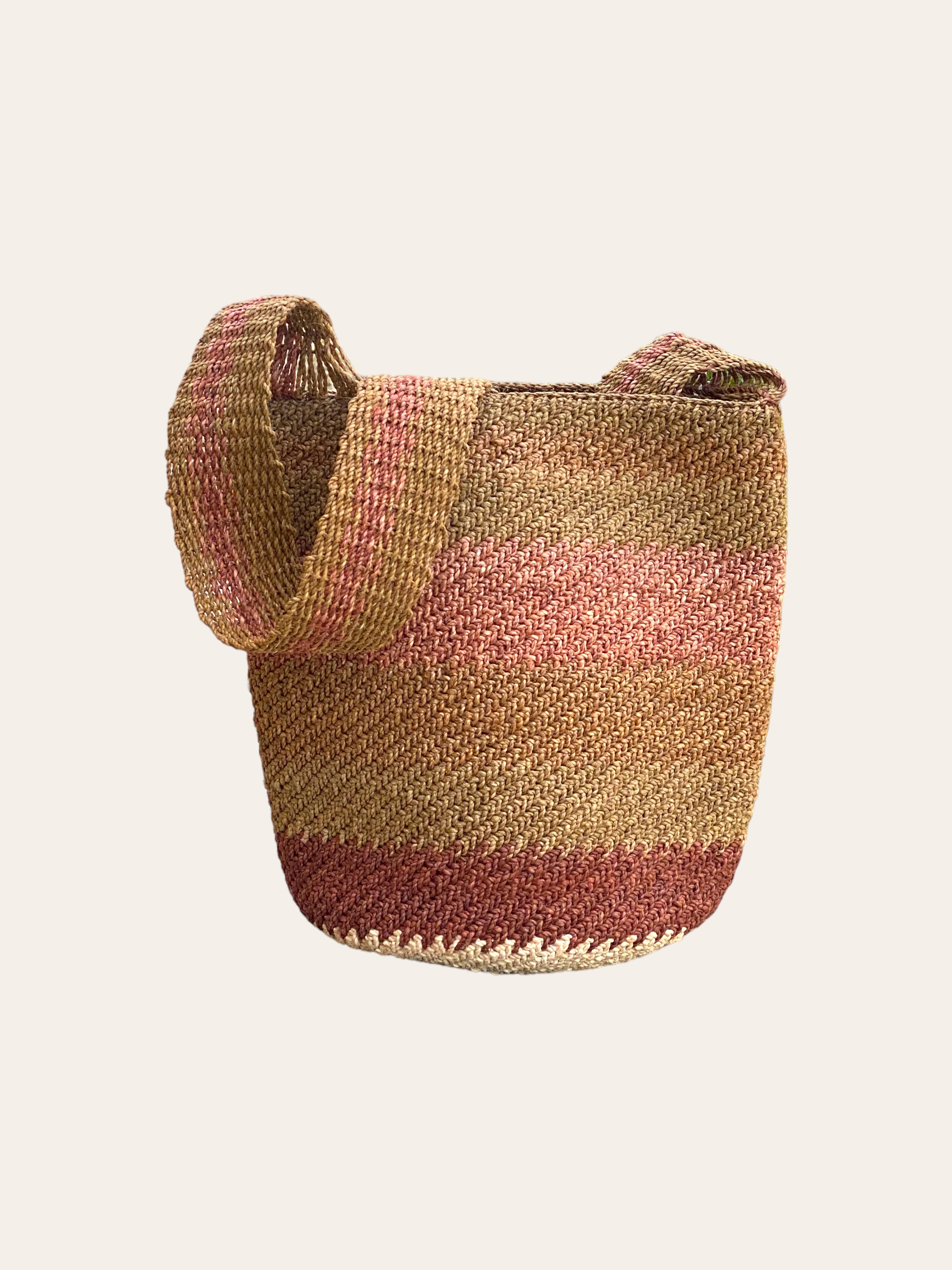 Borsa secchiello rigida in fibra di palma Chambira, intrecciata a mano dalle comunità Murui Huitoto dell’Amazzonia colombiana. Toni caldi, sfumature marrone 
